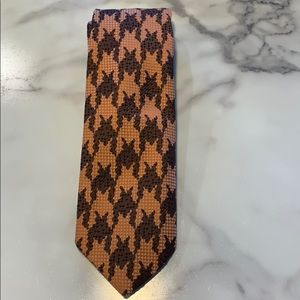 Lilly Daché brown-orange patterned tie.